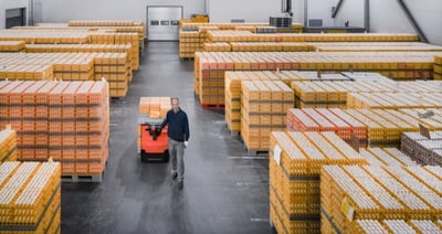 man går med truck i lagerlokal